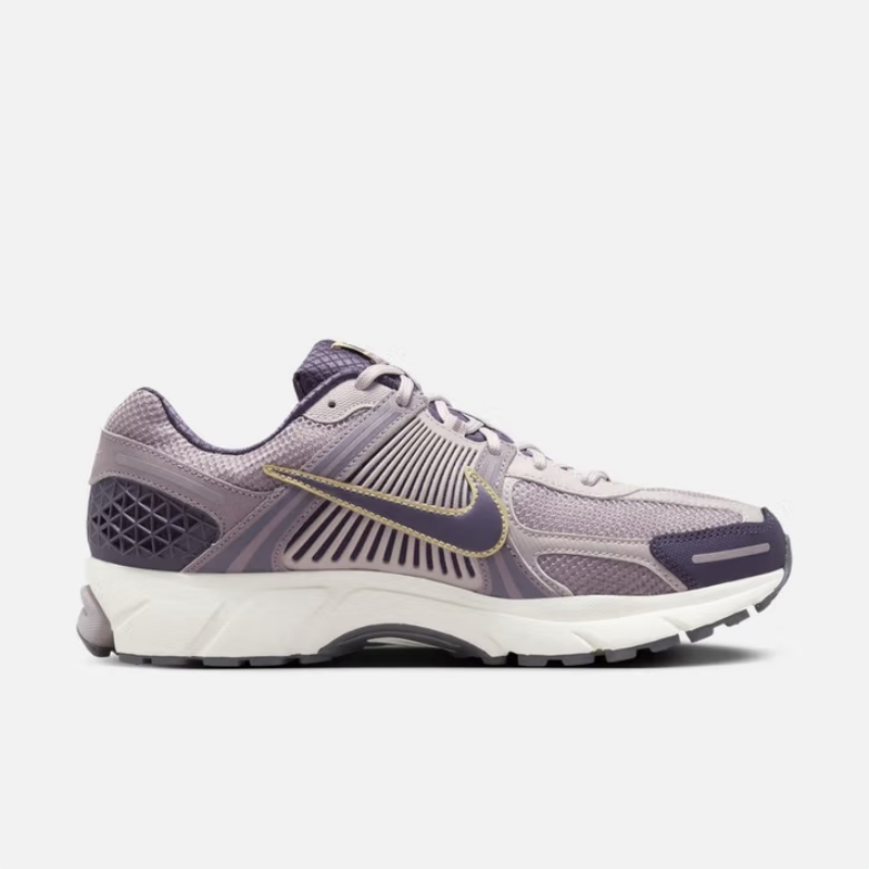 Nike's New Lightweight, Cushio - Men Shoes Must Have บทวิจารณ์และราคา