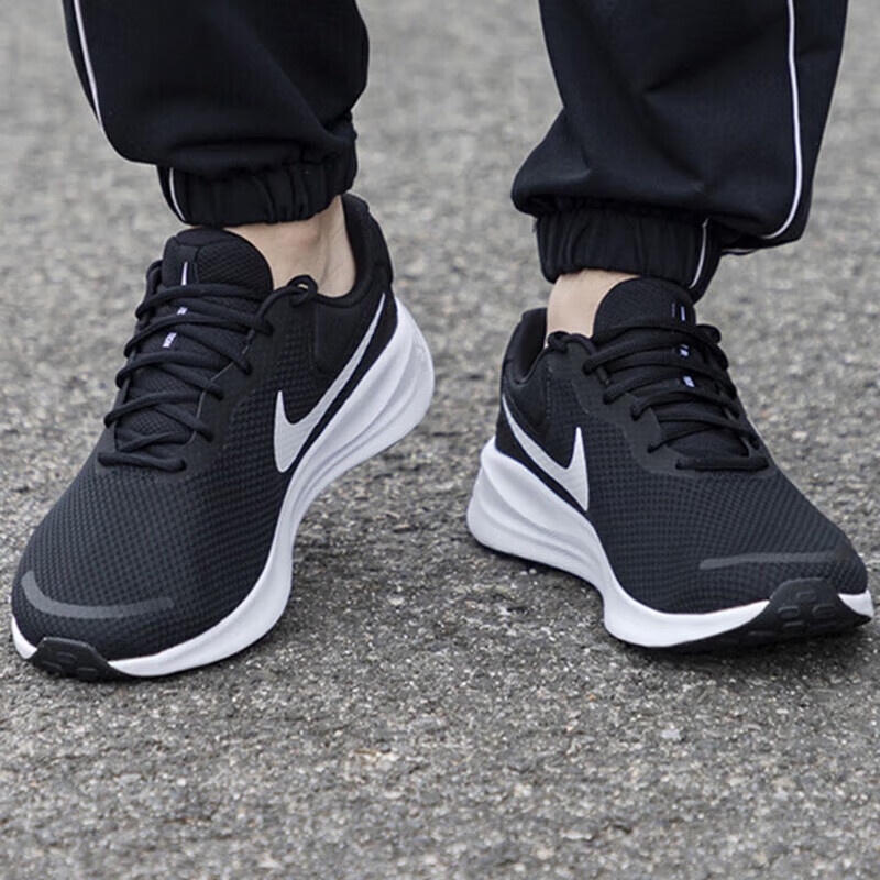 Nike's New Lightweight Soft-So - Men Shoes Must Have บทวิจารณ์และราคา