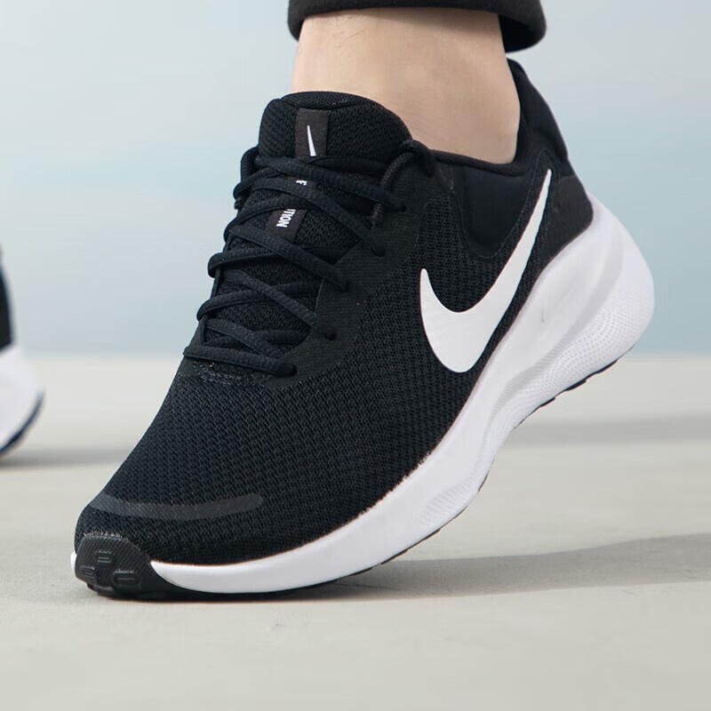 Nike's New Lightweight Soft-So - Men Shoes Must Have บทวิจารณ์และราคา