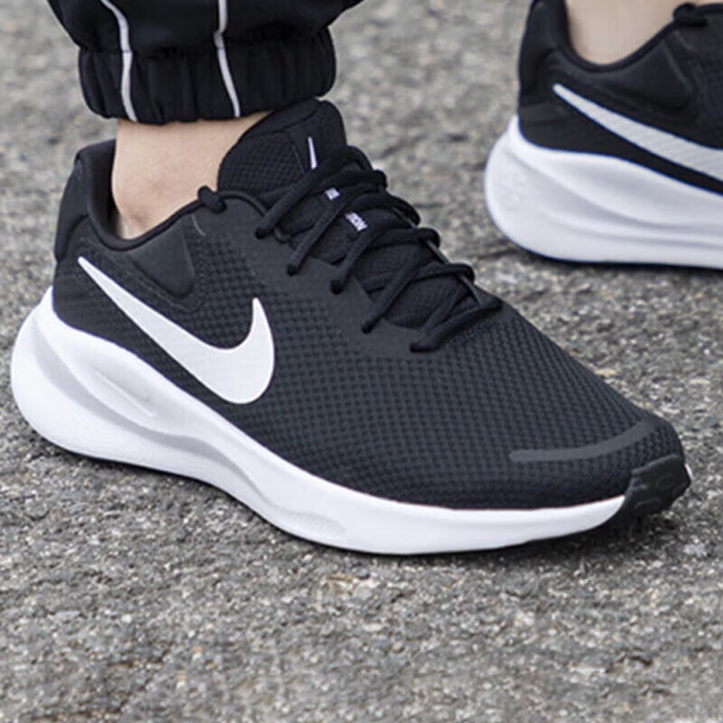 Nike's New Lightweight Soft-So - Men Shoes Must Have บทวิจารณ์และราคา